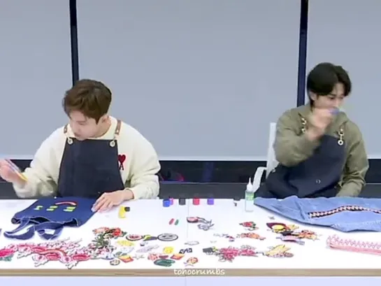 The way Changmin gently painted his denim bag then there’s artist’ Yunho