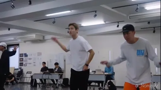 Something sexy about how Toho teaching the dancers the Choreography ️️