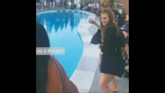 23.08.2018 Elçin a Mykonos ... festa in piscina