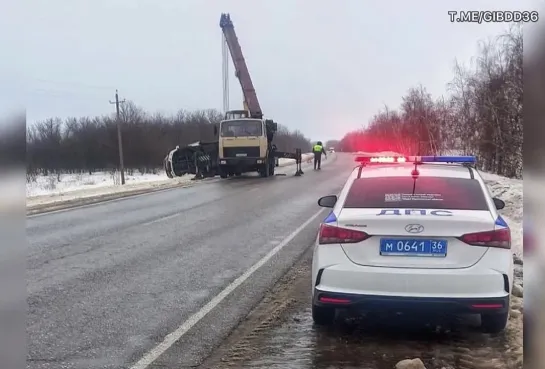 Фура перевернулась на трассе