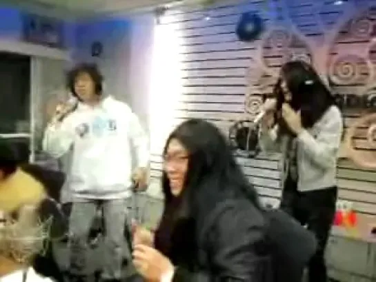 IOIII5 Infinite  singing @ radio