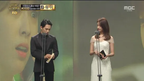 [CLIP] Yoona present awards (161230 / MBC Drama Awards)