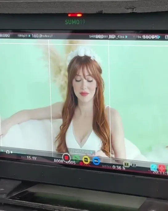 Stoklar tükeniyo @elcinsangu  acil yeni çekim yapmamız lazım   #elçinsangu #hamiyetakpinar