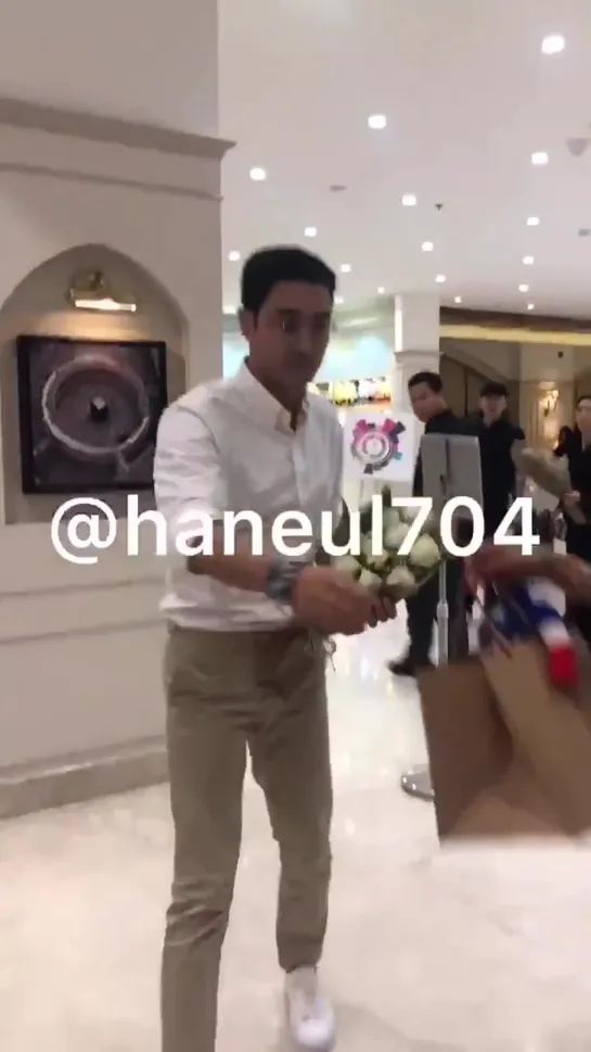 SIWON CAME TO ME AND TAKE MY GIFT !!!! SS7InJEDDAH DnE_KRYinJEDDAH - SuperJuniorInKSA @siw