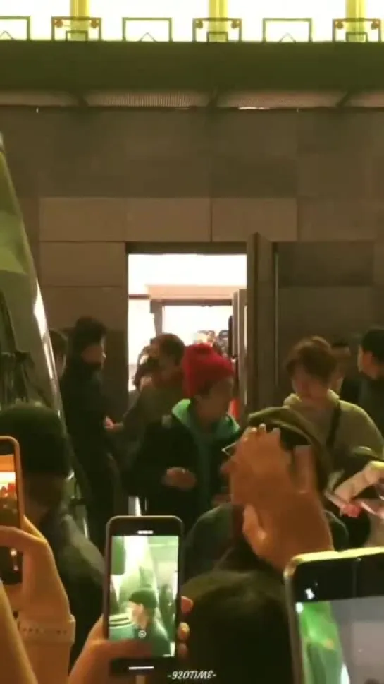 181124 yesung leaving hotel in macau