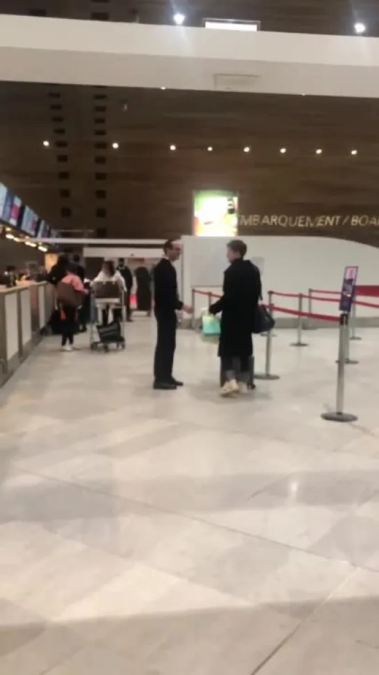 181122 hyuk in paris airport