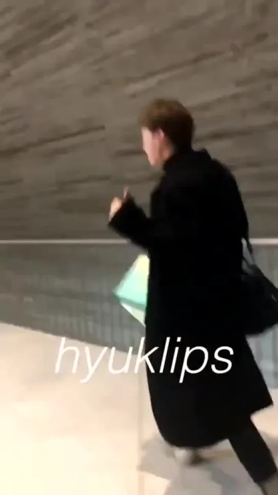 181122 hyuk in paris airport