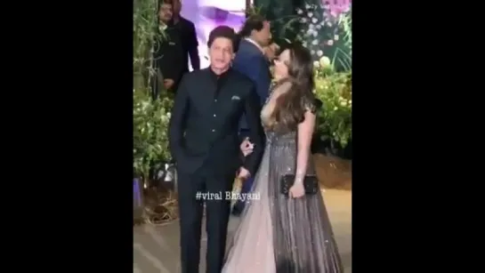 Video SRK always kills it in black with Gorgeous Gauri Khan at SonamAnandReception