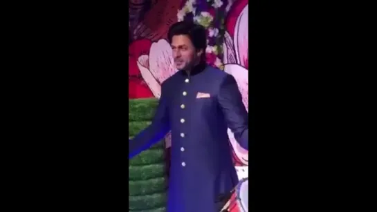 ️ @MadameTussauds unveils wax statue of @iamsrk in Delhi . [Video Via @DelhiTimesTweet ]