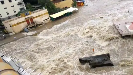 Godavari River Floods Nashik 2017 ¦ Victoria Bridge Nashik ¦ Slow motion view