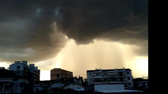 Spectacular thunderstorm wows locals in east China