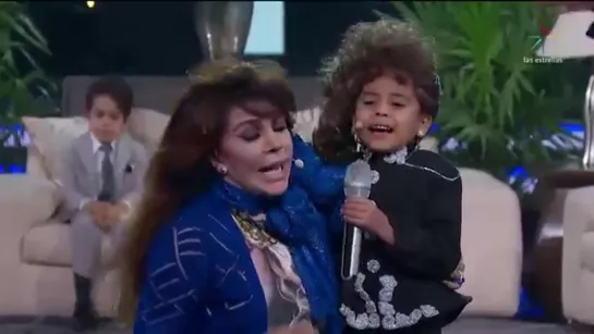 Es momento de cantar con Beba y Mateo, @vrocastroficial aprovechó para recordar sus bailes con ventilador. PequeñosGigantes