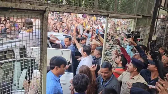 Suhana Khan and Shah Rukh Khan visited Sai Baba Temple