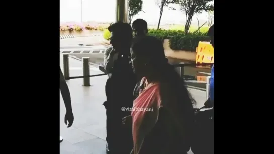 Shah Rukh Khan with daughter Suhana in Mumbai airport