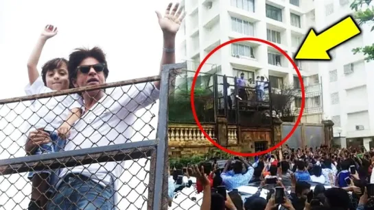 Shahrukh Khan With AbRam Waves To Fans At Mannat | Eid 2018