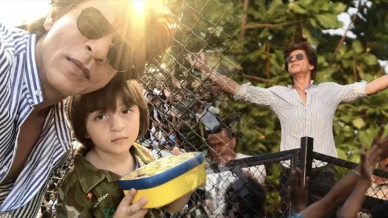 Full Video_ Shah Rukh Khan Waves At His Fans with Abram At Mannat