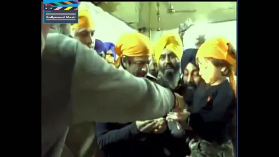 Shahrukh Khan with son AbRam at the Golden Temple in Amritsar [Latest]