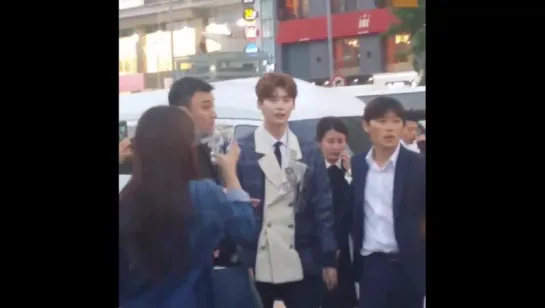 [04.05.2015] Fancam - Lee  Jong Suk at Chanel Cruise Seoul fashion show