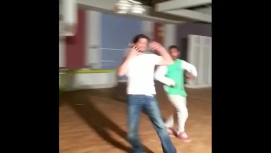 Shah Rukh Khan learning steps for a song "Dance Like a Chammiya"