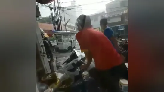 Torrential rain turns streets into rivers in Jakarta, Indonesia 🇮🇩  October 16 2020 Banjir