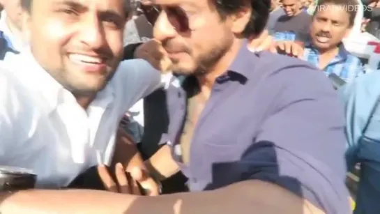 Fan Misbehaves with Shahrukh Khan in Amsterdam during The Ring Movie Shooting