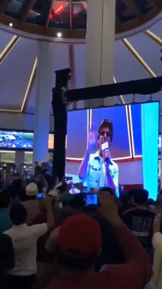 King Khan thanks everyone who came аt City Center, Muscat