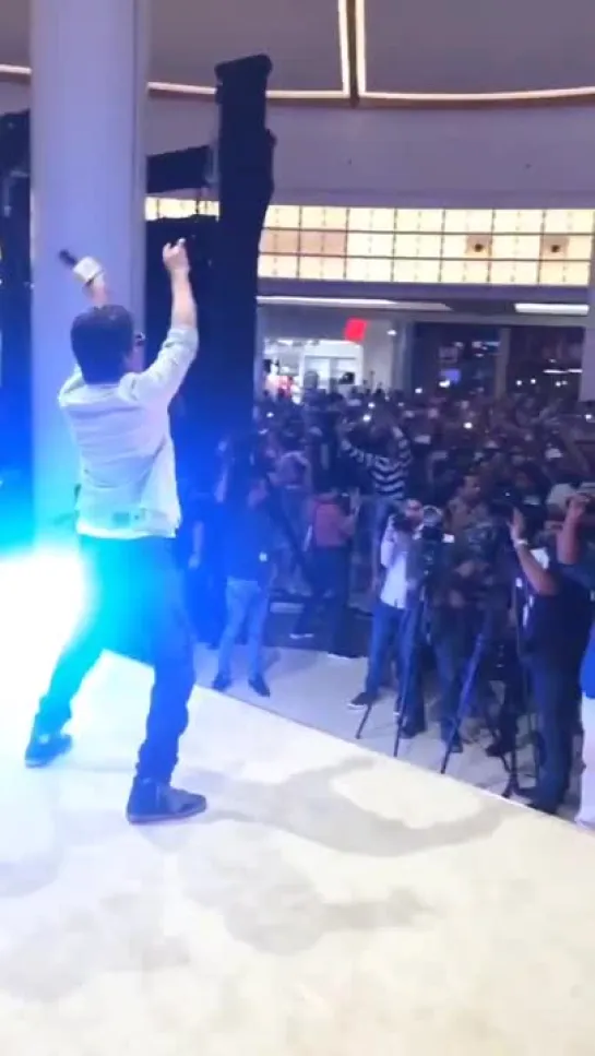 Shah Rukh Khan performs Chaiyya Chaiyya  at City Centre Muscat 1