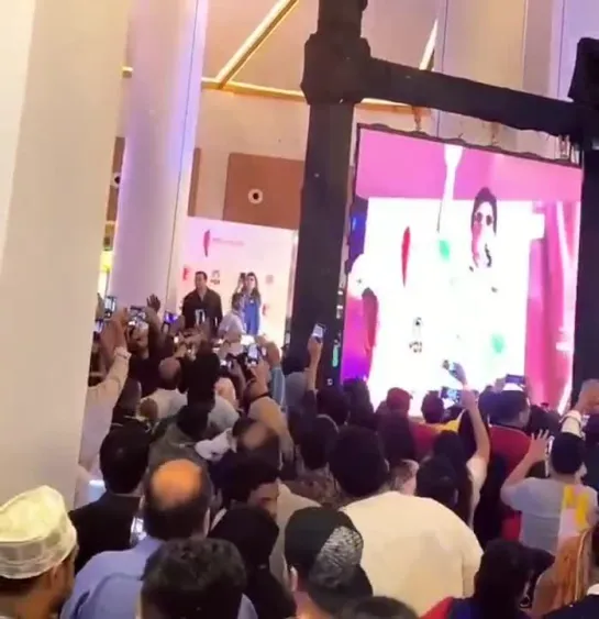 Shah Rukh Khan At City Centre, Muscat to meet all the fans.