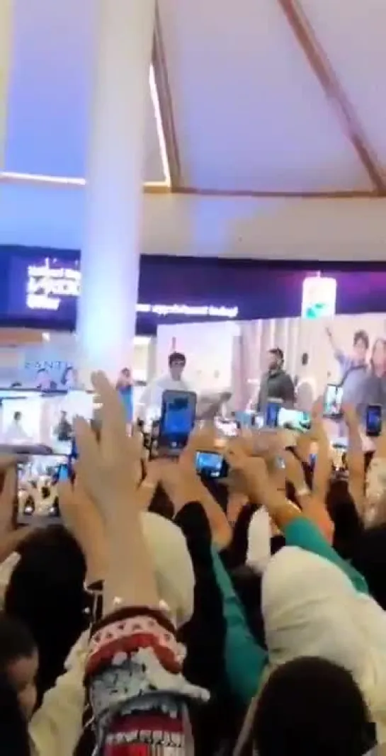 Shah Rukh Khan performs Chaiyya Chaiyya at City Centre Muscat 2