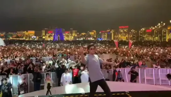 The Evergreen Romantic song, Tujhe Dekha Toh Yeh Jaana Sanam and the iconic SRK pose, Dubai FANs are the luckiest Tonight! - - 1