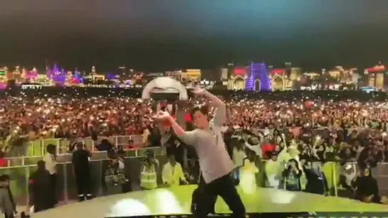 SRK puts on his dancing shoes for Dubai! Chaiyya Chaiyy