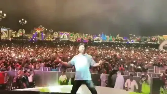 The Crowd immerses in the sea of love as SRK energizes the event in Dubai with his moves on Lungi Dance - - 15DaysToZero