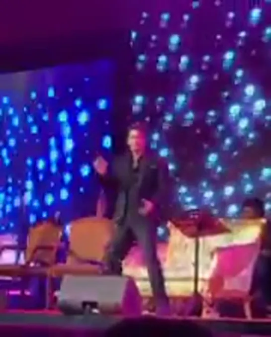 Shah Rukh Khan dancing Chaiyya Chaiyya at Kalyan Jewellers event in Dubai 3