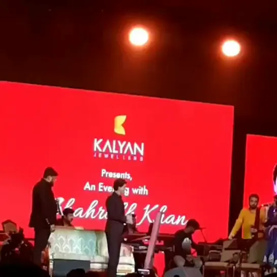 Shah Rukh Khan dancing Chaiyya Chaiyya at Kalyan Jewellers event in Dubai 1