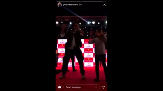 Shah Rukh Khan dances to LungiDance at Kalyan Jewellers store launch at Lulu Hypermarket in Doha, Qatar 1