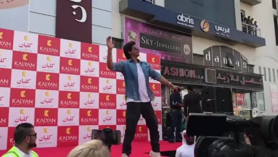 Shah Rukh Khan dances to Chaiyya Chaiyya at at the launch of Kalyan Jewellers’ store in Dubai 2