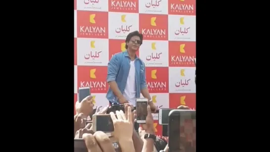 Shah Rukh Khan at the launch of Kalyan Jewellers’ store in Dubai 3