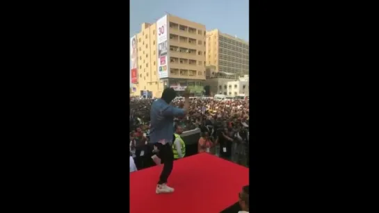 Shah Rukh Khan dances to Chaiyya Chaiyya at at the launch of Kalyan Jewellers’ store in Dubai 1