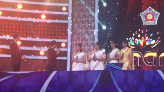 [Short video] Shah Rukh Khan at Umang 2018 Mumbais Police Show 1