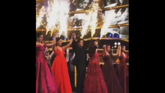 ShahRukhKhan with Divas at #LuxGoldenRoseAwards2017