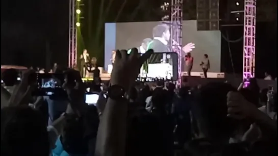 Sharukh khan at ahmedabad dancing