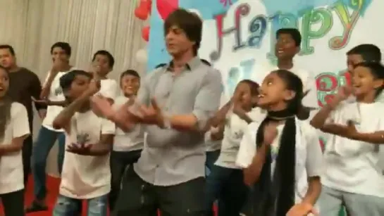 Shah Rukh Khan at Childrens Day with a NGO in Mumbai 4