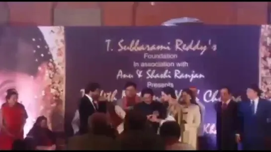 Shahrukh Khan Being Felicitated By Rekha With The 4th National Yash Chopra Memor