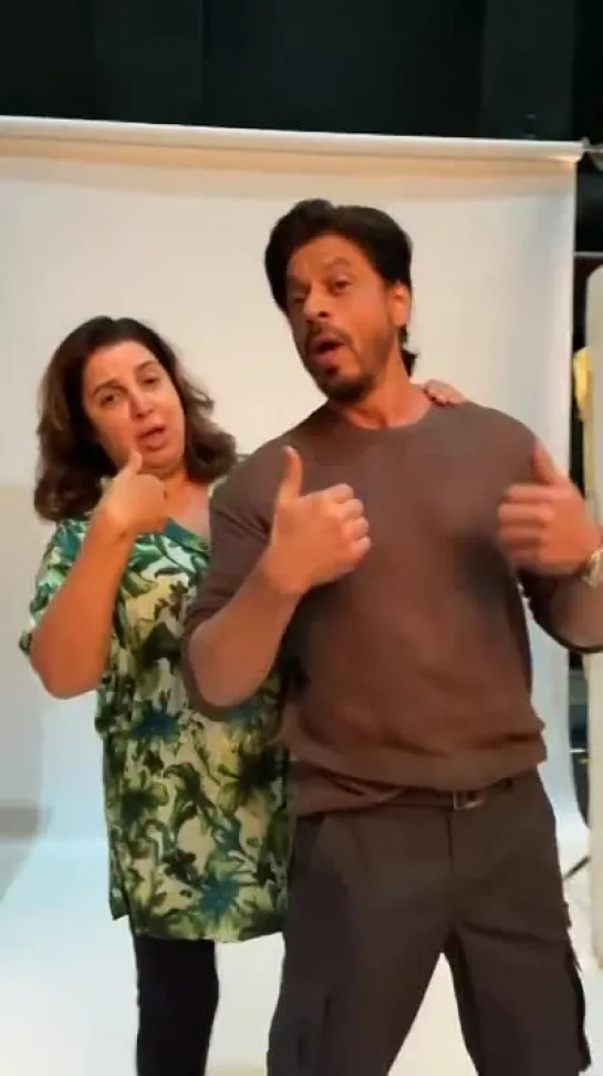 Shah Rukh Khan and Farah Khan Kunder goofing around on the title track from MainHoonNa