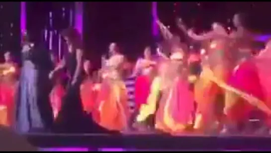 Shah Rukh Khan performs Jabra Fan on stage with deepika Sridevi Madhuri Dixit & Sharmila Tagore at Lux Golden Rose Awards