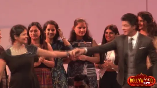 Shahrukh Khans ROMANTIC Dance With Ladies @ DDecor Event