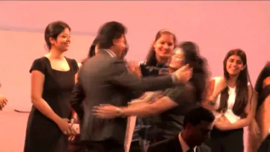 Sharukh Khan dances with Lady fans at DDecor Product Launch