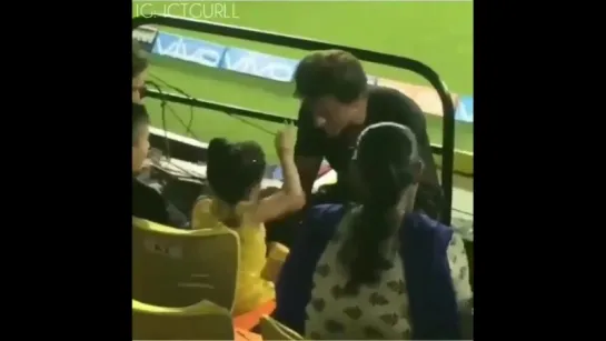 Shah Rukh gets acquainted with the little daughter of Dhoni, Ziva,  at CSK vs KKR match