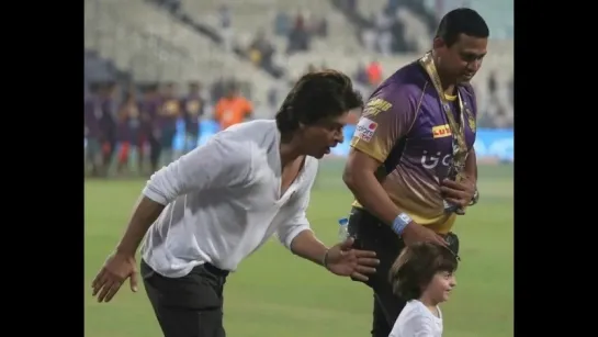 SRK Running With Son AbRam At Eden Gardens After KKR vs MI VIVO IPL 2017