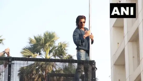 Shah Rukh Khan an celebrates success of Dunki at Mannat in Bandra, Mumbai